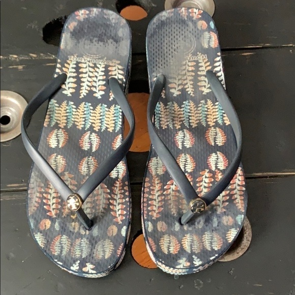 TORY BURCH Thandie Navy/Fern Print Wedge Flip Flop - Picture 2 of 12